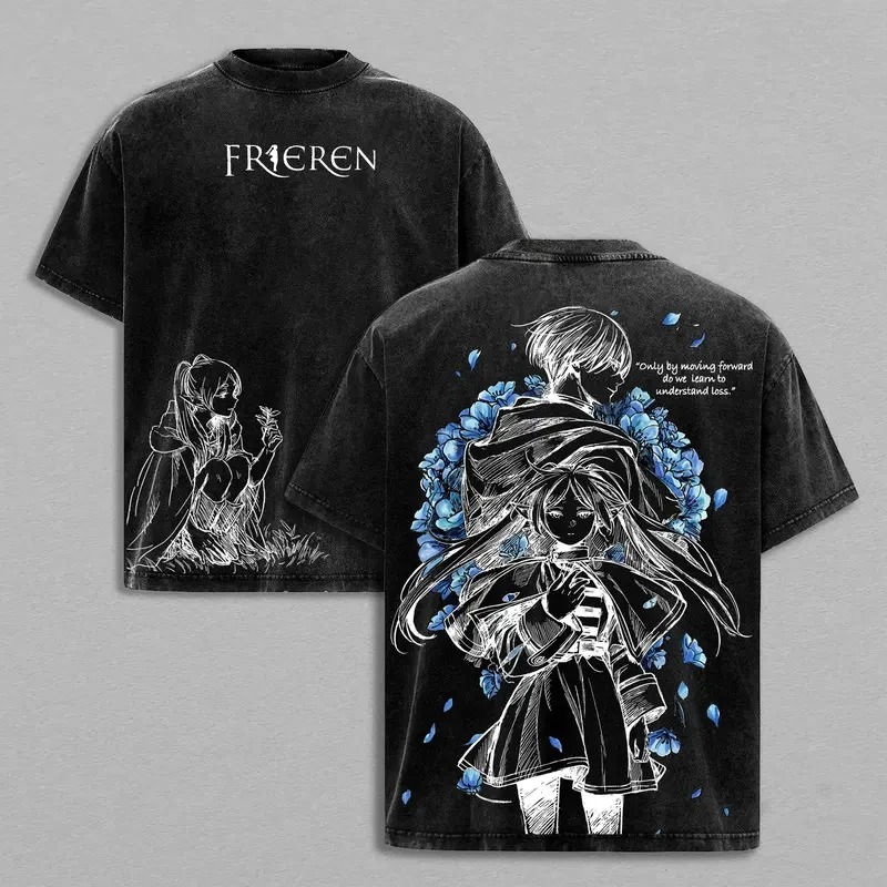 Camiseta preta lavada com logotipo Frieren no peito e arte da Frieren com flores azuis nas costas