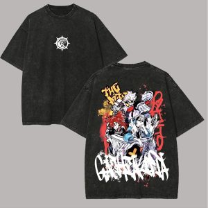 Camiseta preta lavada de Gachiakuta com a arte do grupo de personagens em vermelho e branco nas costas
