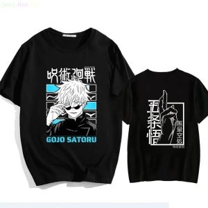 Camiseta preta com Gojo Satoru de óculos escuros e letras azuis na frente e nas costas, de Jujutsu Kaisen