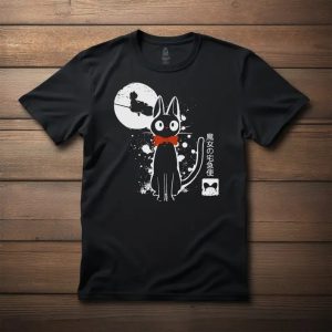 Camiseta preta com estampa do gato Jiji de laço vermelho diante da lua, de O Serviço de Entregas da Kiki
