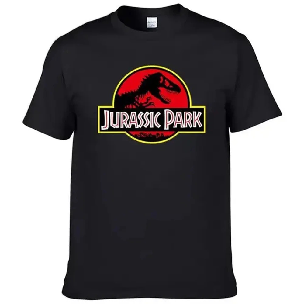 Camiseta preta com o logo clássico de Jurassic Park no peito