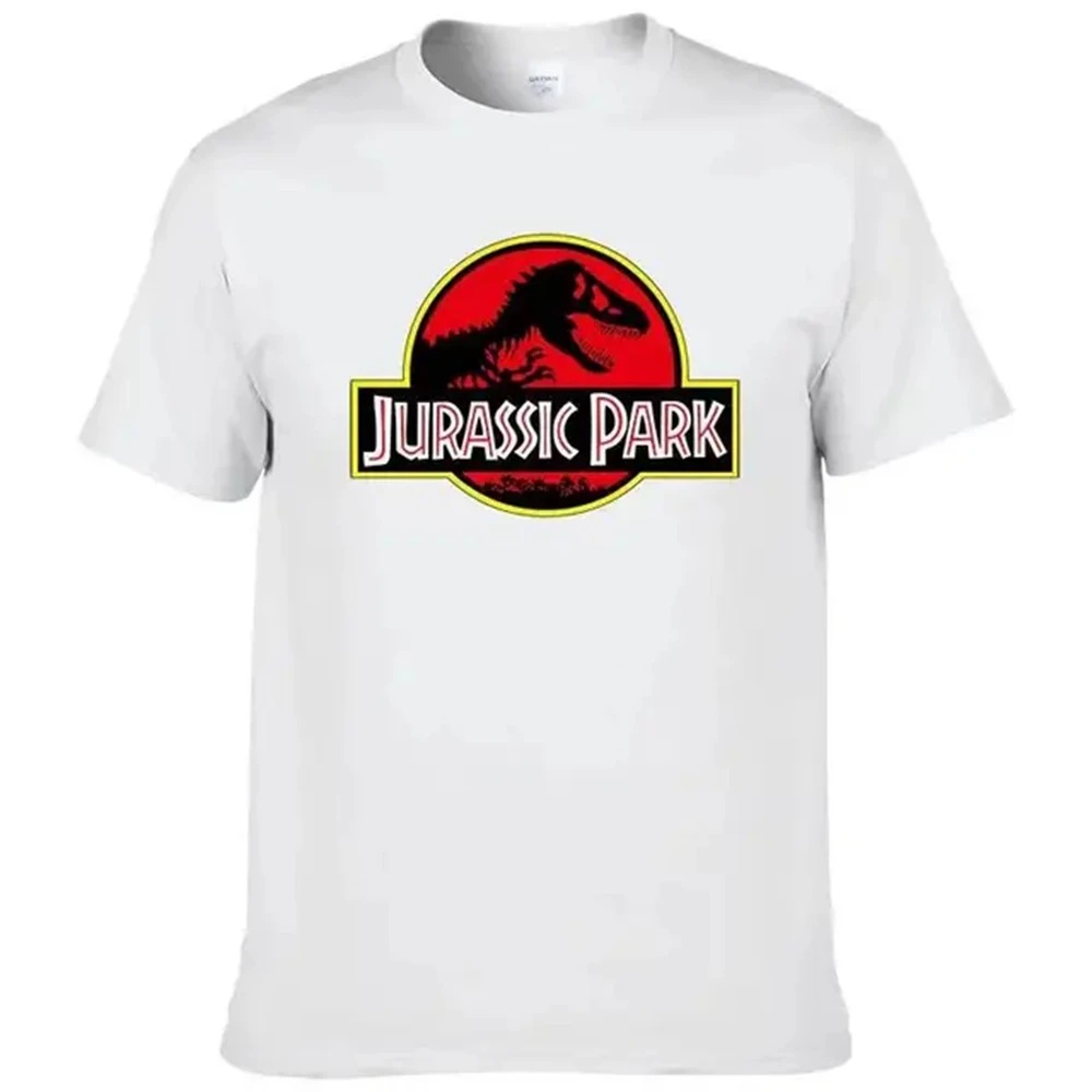 Camiseta branca com o logo clássico de Jurassic Park no peito