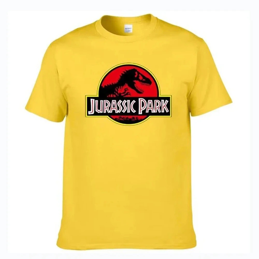 Camiseta amarela com o logo clássico de Jurassic Park no peito
