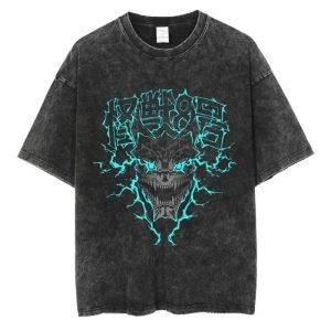 Camiseta preta lavada de Kaiju No. 8 com o rosto do monstro envolto em raios azul ciano