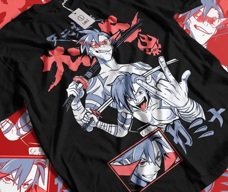 Camiseta preta com estampa do Kamina de Gurren Lagann em vermelho, branco e preto