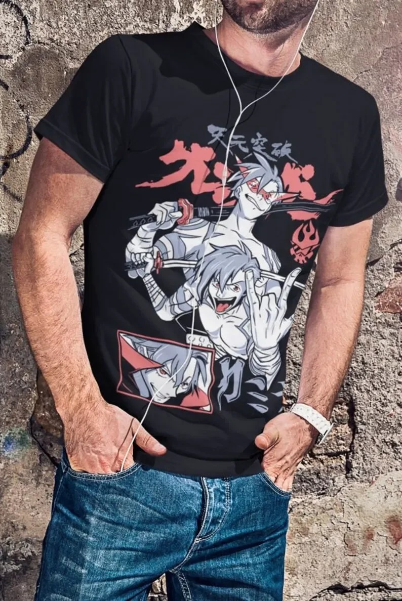 Homem usando a camiseta preta do Kamina de Gurren Lagann com jeans