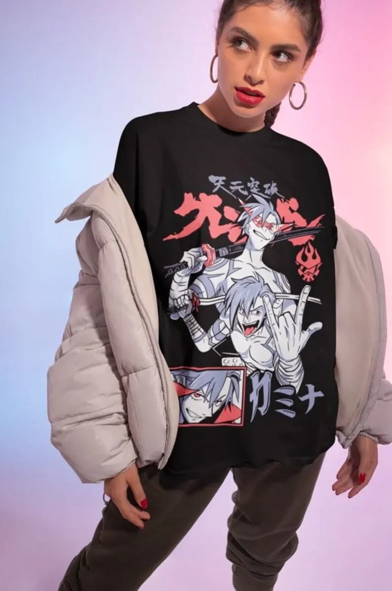 Mulher usando a camiseta preta oversized do Kamina de Gurren Lagann