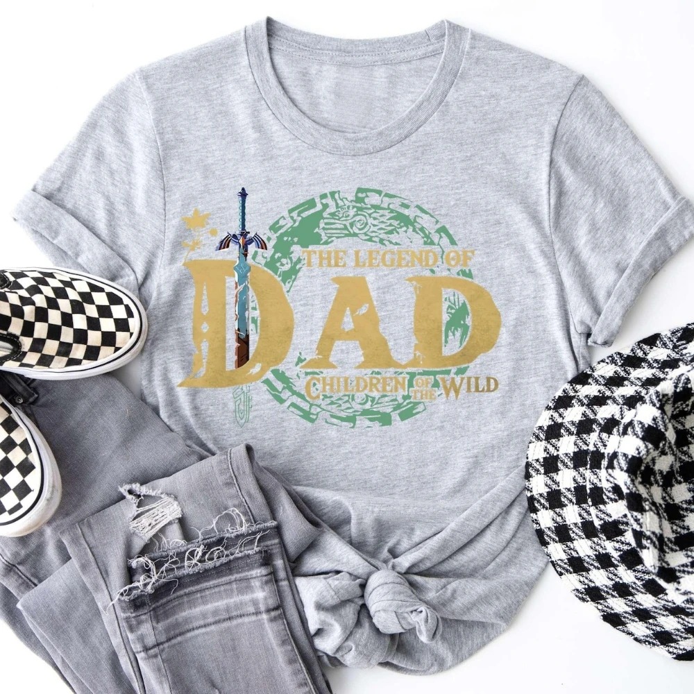 Camiseta cinza com a estampa dourada Legend of Dad e a espada, visual de Zelda