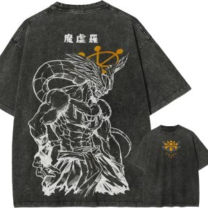 Camiseta preta lavada com Mahoraga em traço branco e a roda dourada nas costas, de Jujutsu Kaisen
