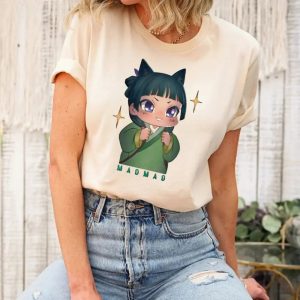 Camiseta bege com a Maomao chibi com orelhas de gato e o nome abaixo, de Diários de uma Apotecária