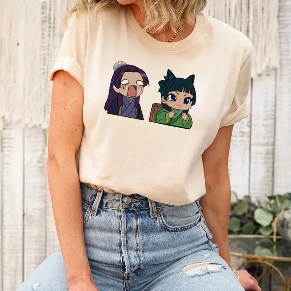 Camiseta bege com dupla chibi de personagens de Diários de uma Apotecária