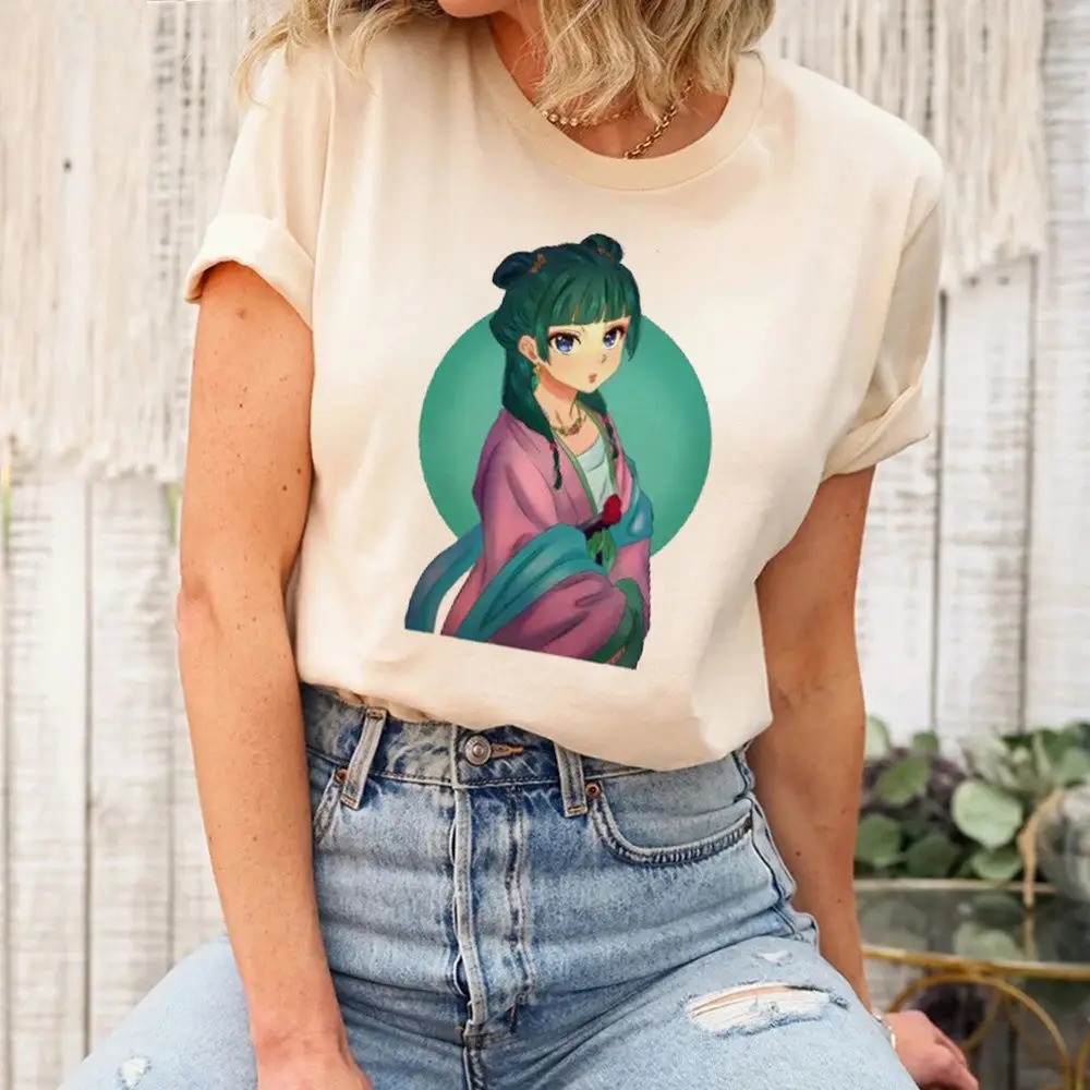 Camiseta bege com a Maomao de quimono rosa em fundo verde, de Diários de uma Apotecária