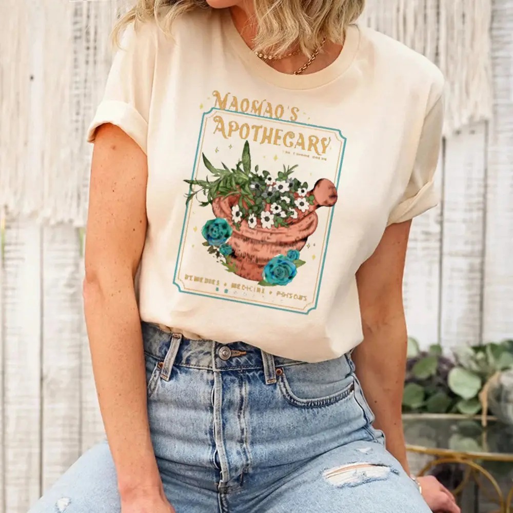 Camiseta bege com rótulo de botica e vaso de plantas, de Diários de uma Apotecária