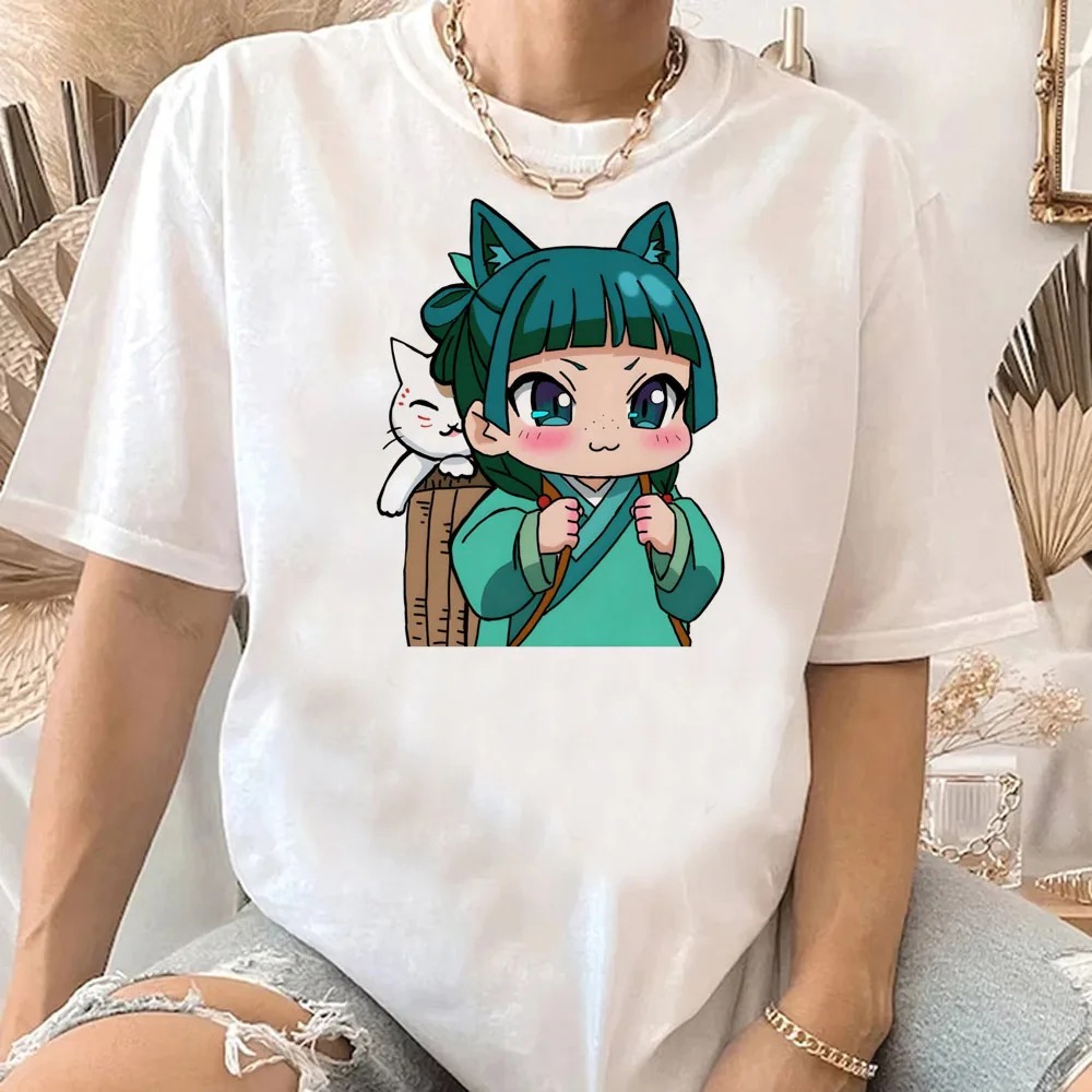 Camiseta branca com estampa chibi da Maomao e um gato, de Diários de uma Apotecária