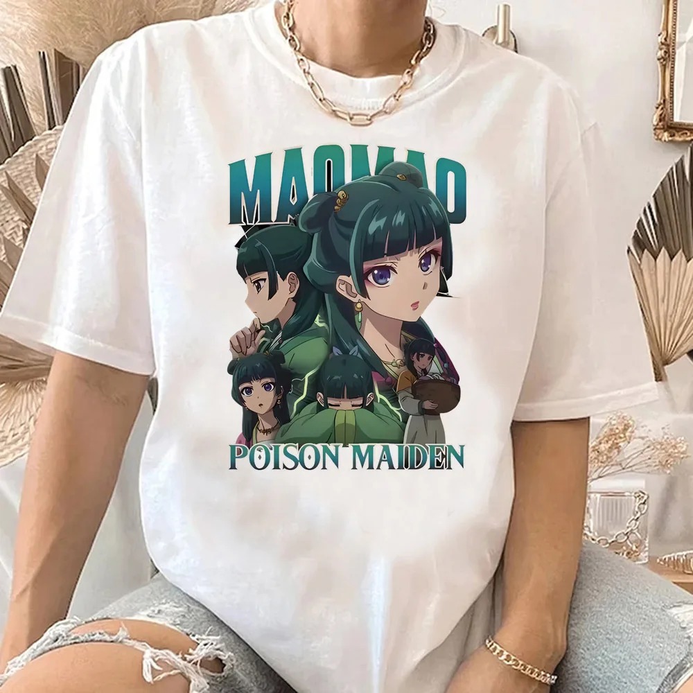Camiseta branca com arte da Maomao e a frase Poison Maiden, de Diários de uma Apotecária