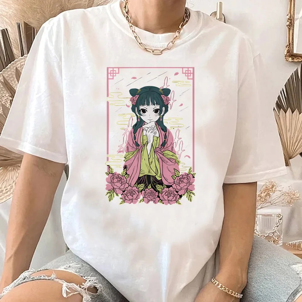 Camiseta branca com ilustração da Maomao cercada de flores rosas, de Diários de uma Apotecária