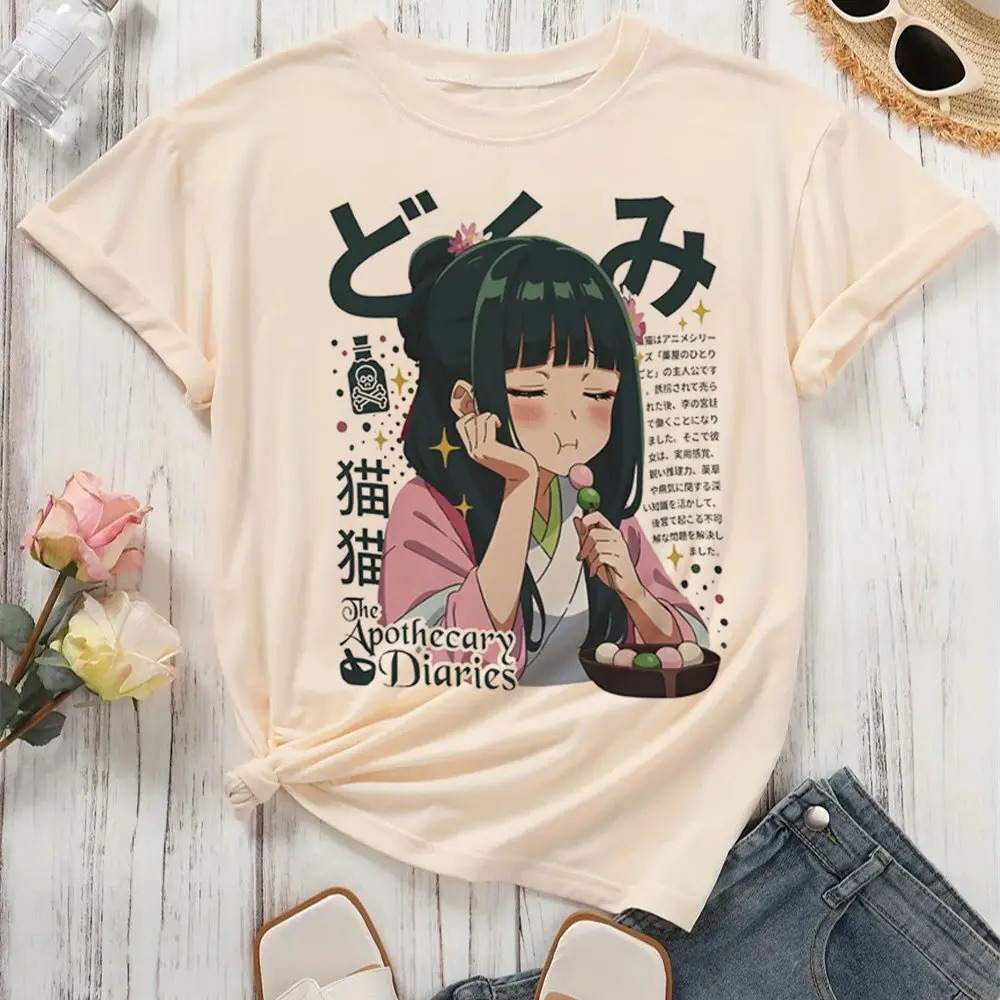 Camiseta bege com a Maomao pensativa e texto em japonês, de Diários de uma Apotecária