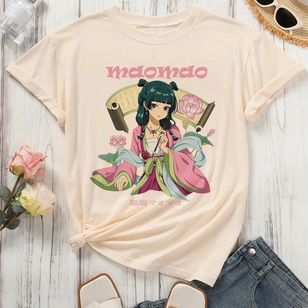 Camiseta bege com a Maomao de quimono rosa com leque e flores, de Diários de uma Apotecária