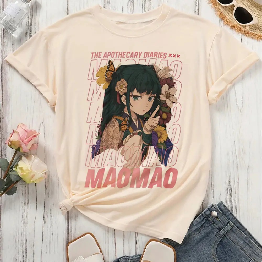 Camiseta bege com o rosto da Maomao e o nome em rosa, de Diários de uma Apotecária