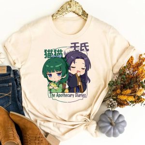 Camiseta bege com estampa chibi de Maomao e Jinshi, de Diários de uma Apotecária