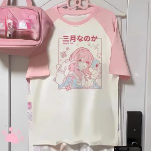 Camiseta raglan de mangas rosa com estampa da March 7th, de Honkai: Star Rail, pendurada em um cabide