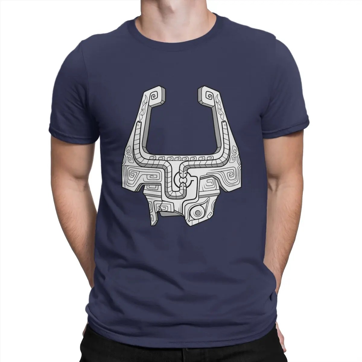 Homem usando a camiseta azul-marinho com o capacete da Midna, de Zelda