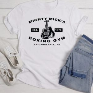 Camiseta branca com a estampa Mighty Mick's Boxing Gym, Est. 1976, e luvas de boxe penduradas
