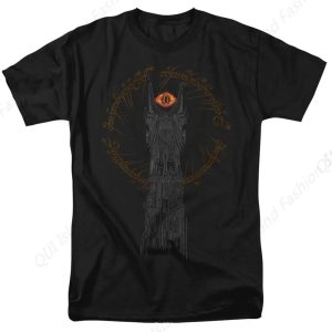 Camiseta preta com o Olho de Sauron sobre a torre e a inscrição do Um Anel, de O Senhor dos Anéis