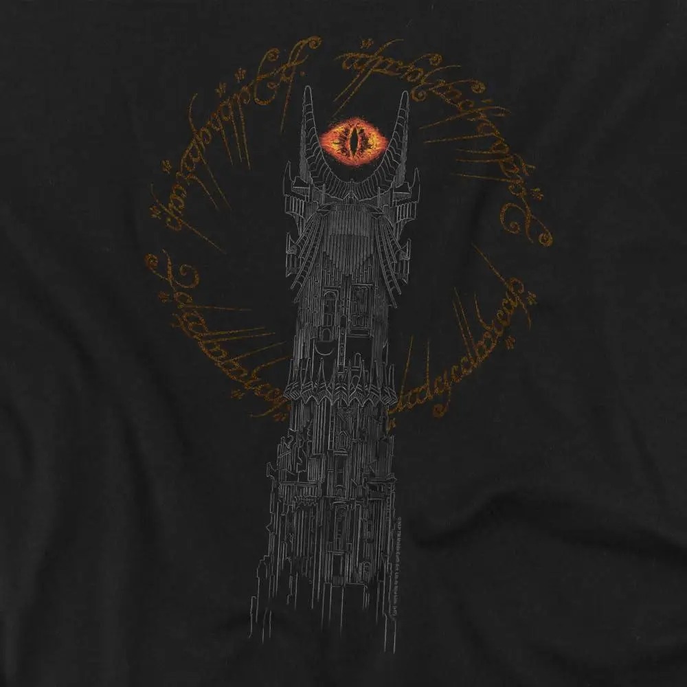 Detalhe da estampa do Olho de Sauron na torre de Barad-dûr em camiseta preta, de O Senhor dos Anéis