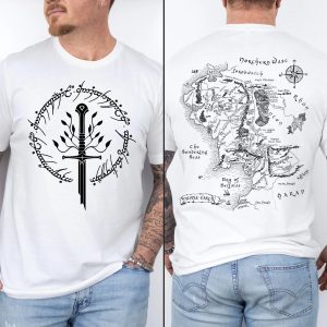 Camiseta branca com espada e inscrição do anel na frente e mapa da Terra-média nas costas, de O Senhor dos Anéis