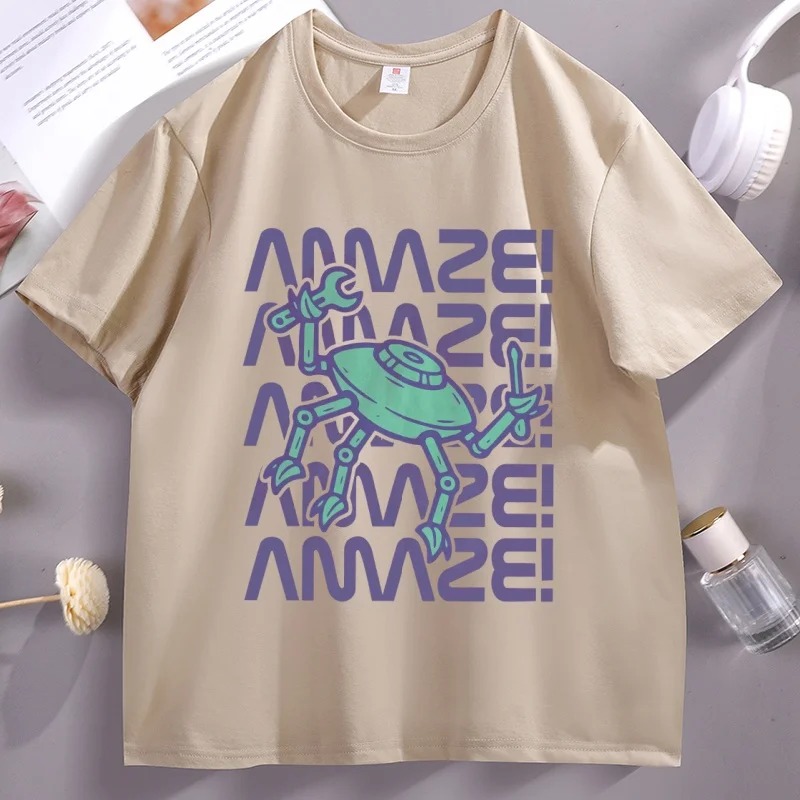 Camiseta cáqui com a estampa do Rocky e AMAZE repetido em roxo, de Devorador de Estrelas