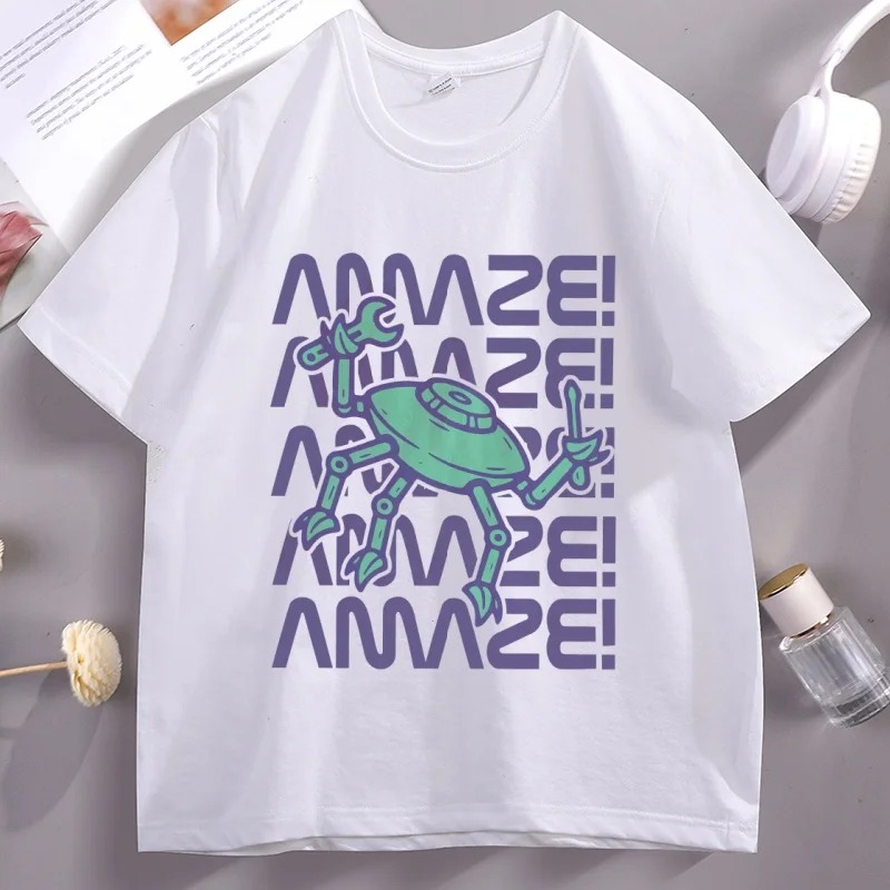 Camiseta branca com o alienígena Rocky e a palavra AMAZE em roxo
