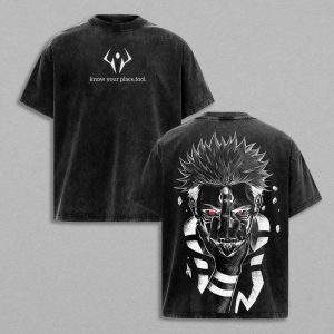 Camiseta preta lavada com emblema no peito e rosto do Sukuna nas costas, de Jujutsu Kaisen