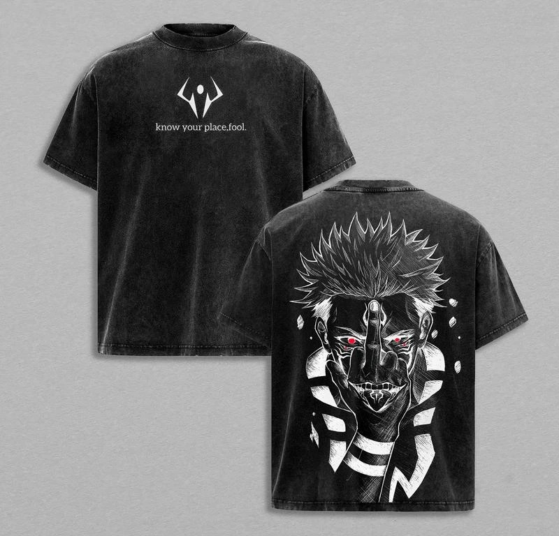 Camiseta preta lavada com emblema no peito e rosto do Sukuna nas costas, de Jujutsu Kaisen