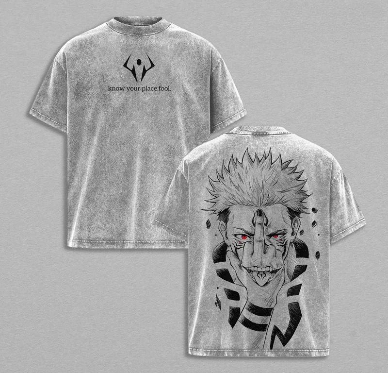 Camiseta cinza lavada com emblema no peito e rosto do Sukuna nas costas, de Jujutsu Kaisen