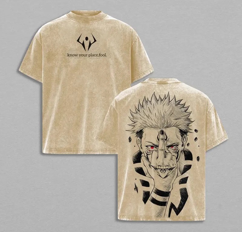 Camiseta caqui lavada com emblema no peito e rosto do Sukuna nas costas, de Jujutsu Kaisen