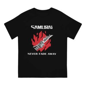 Camiseta preta com o logo Samurai, guitarra em chamas vermelhas e a frase Never Fade Away, de Cyberpunk 2077