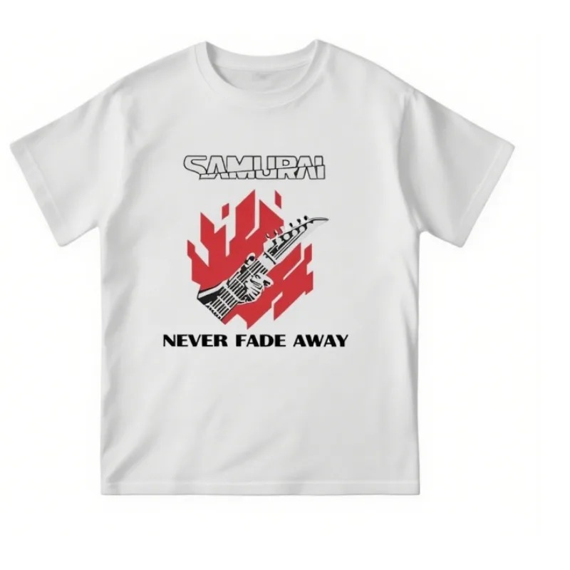 Camiseta branca com o logo da banda Samurai e a guitarra em chamas vermelhas, Cyberpunk 2077