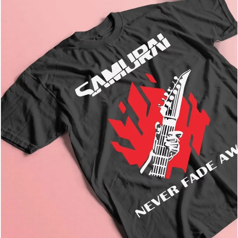 Camiseta escura com a estampa Samurai Never Fade Away vista de perto, Cyberpunk 2077