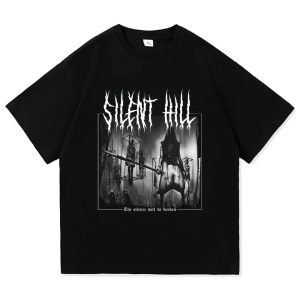Camiseta preta com a arte em preto e branco de Silent Hill com figuras em uma cena sombria