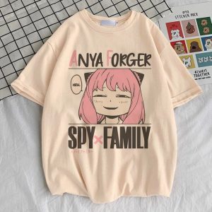 Camiseta bege de Spy x Family com o rosto sorridente da Anya Forger e o logotipo da obra
