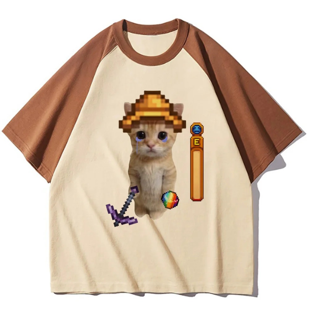 Camiseta raglã bege com estampa de gato com chapéu de mineiro em Stardew Valley