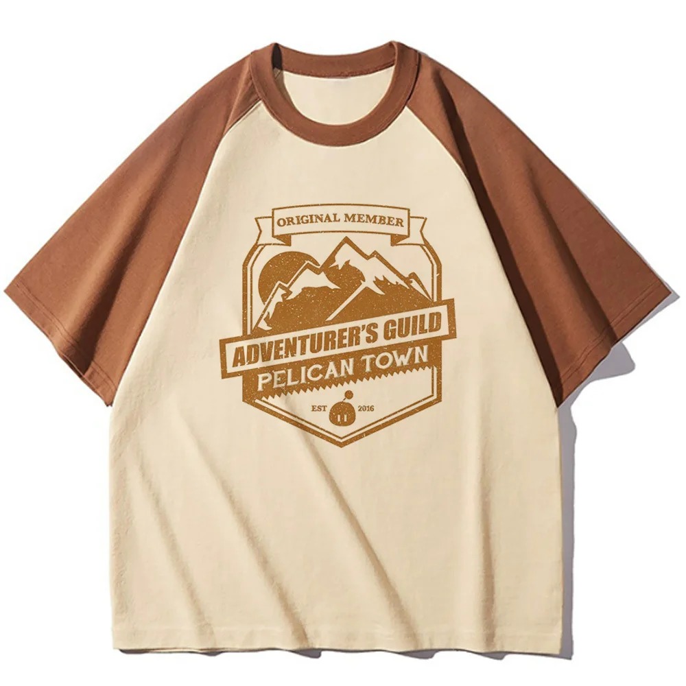Camiseta raglã bege com o emblema da Adventurer's Guild de Pelican Town, de Stardew Valley