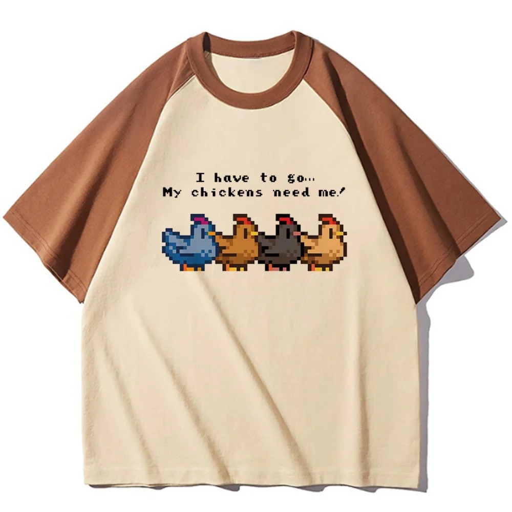 Camiseta raglã bege com galinhas em pixel art e a frase sobre as galinhas, de Stardew Valley