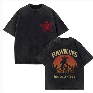 Camiseta preta lavada de Stranger Things, frente com a flor do Demogorgon e costas com Hawkins Indiana 1983