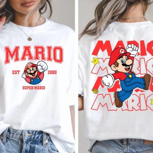 Camiseta branca com o nome Mario na frente e o Mario pulando nas costas, de Super Mario