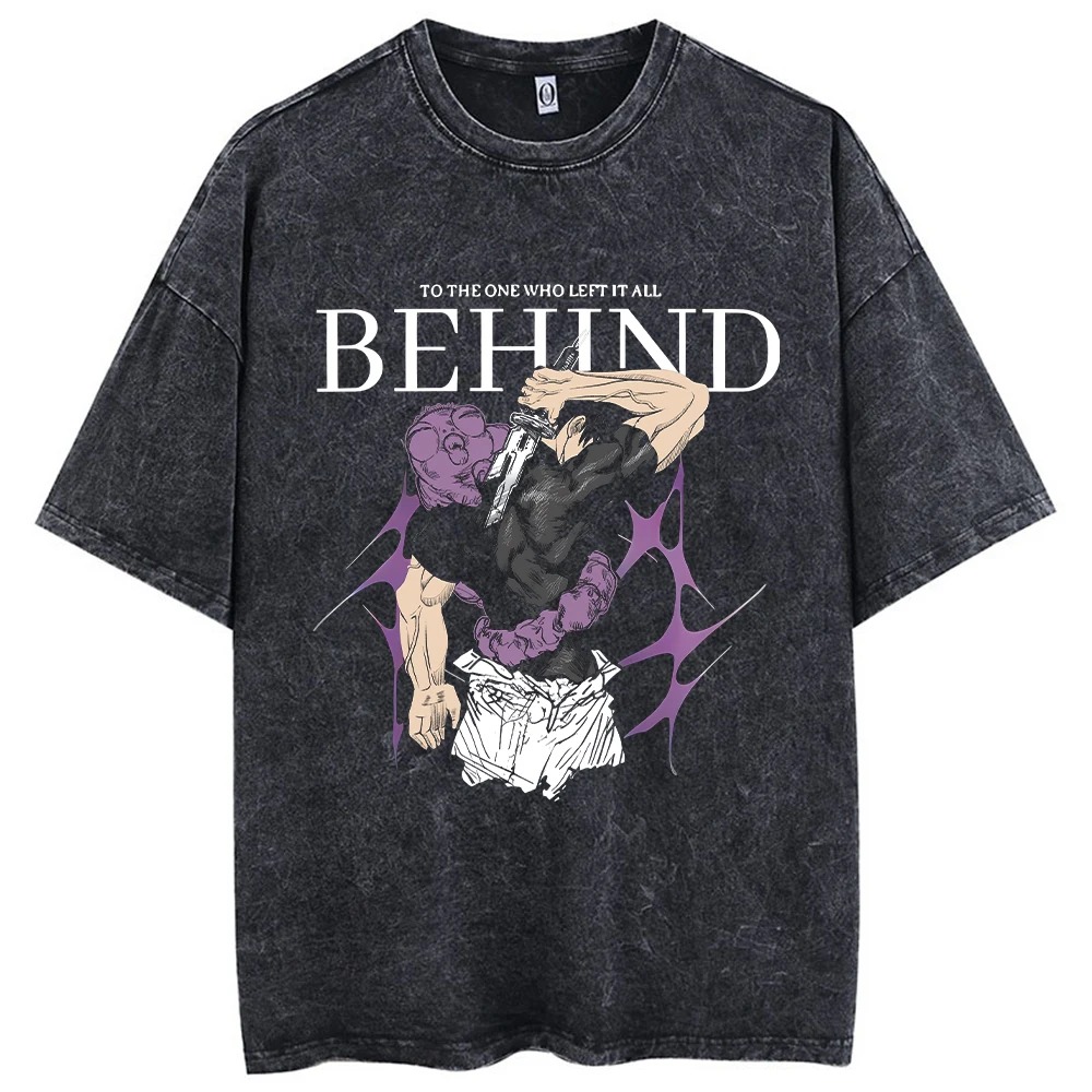 Camiseta preta lavada com arte roxa e a frase BEHIND nas costas, de Jujutsu Kaisen