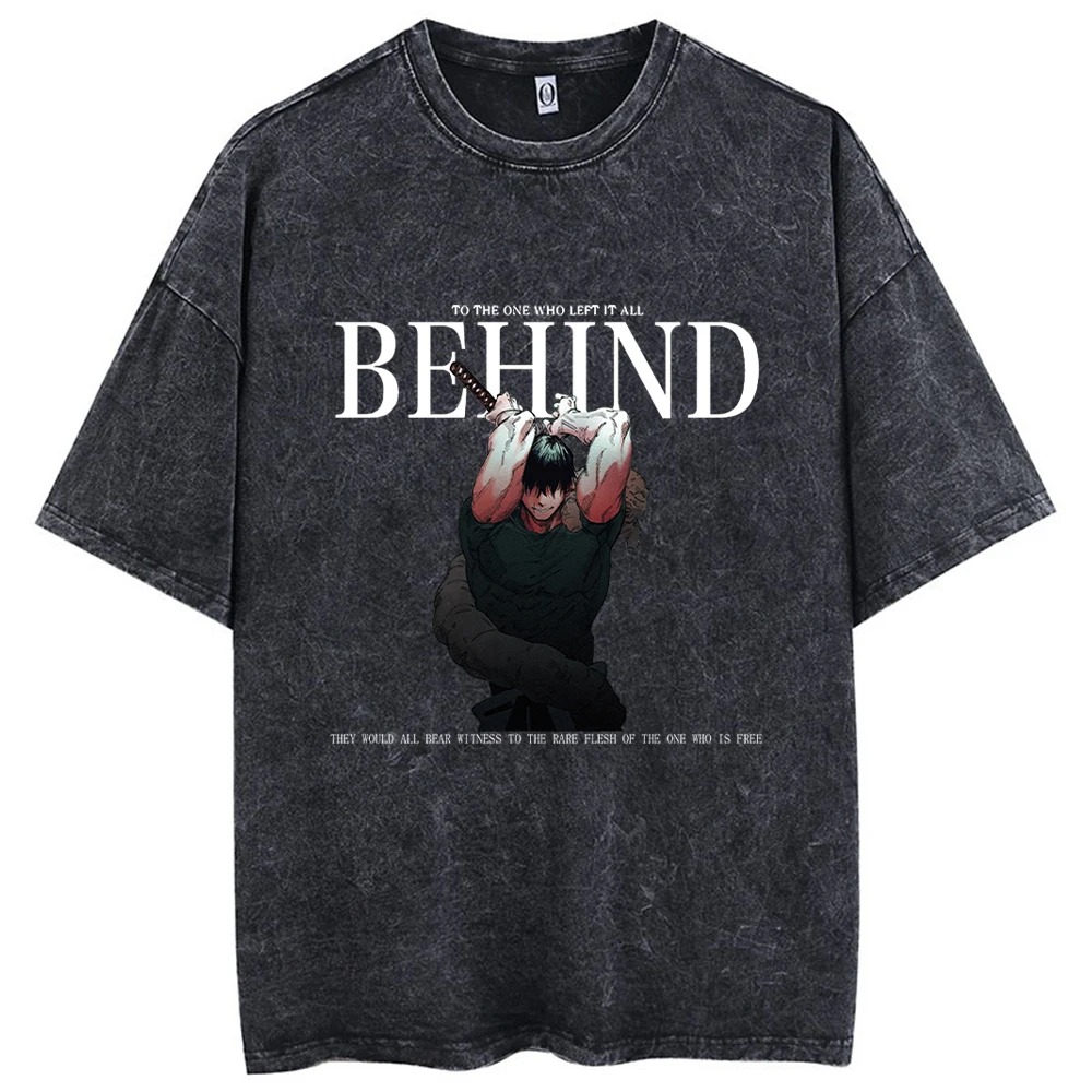 Camiseta preta lavada com arte de personagem agachado e a frase BEHIND, de Jujutsu Kaisen