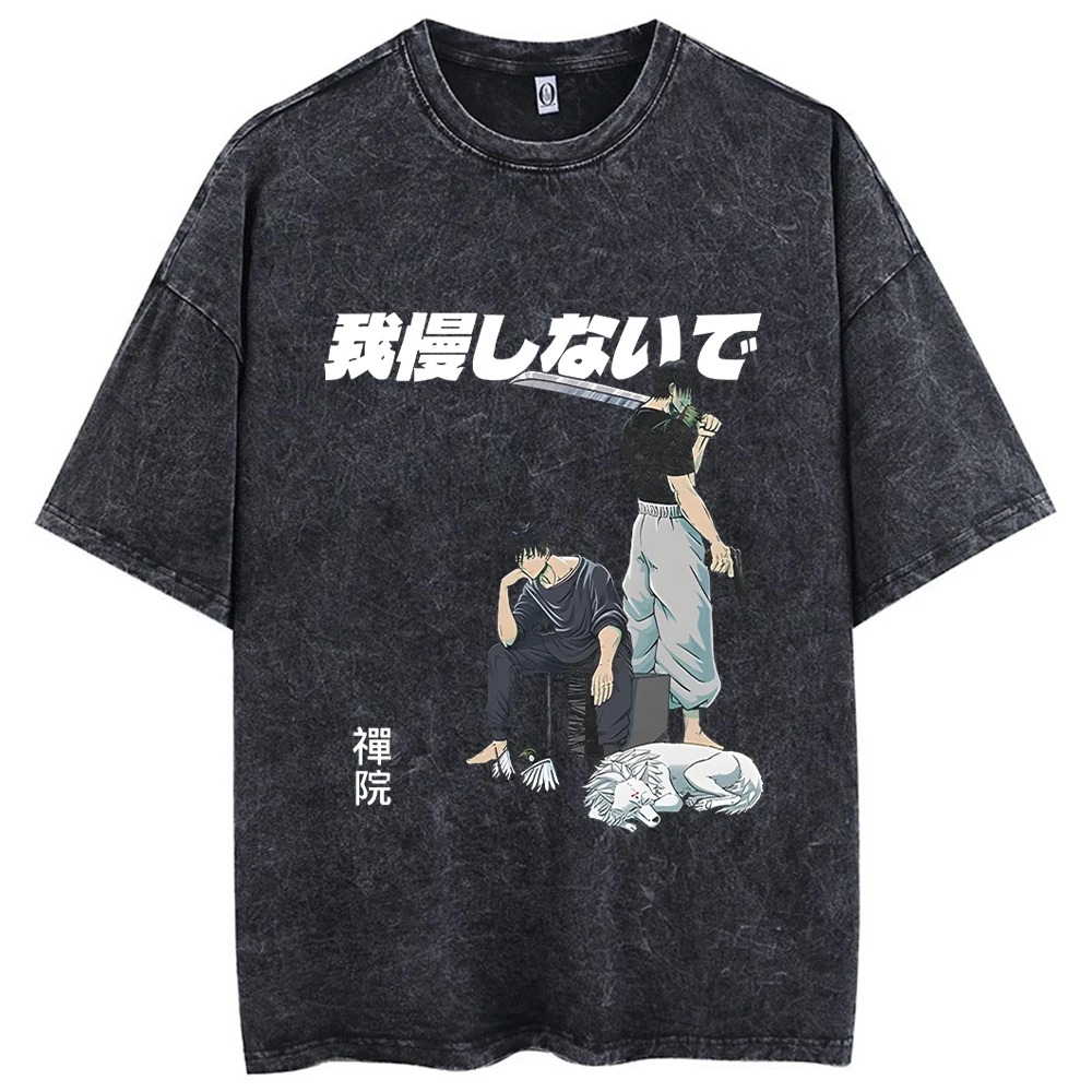 Camiseta preta lavada com dois personagens sentados e texto em japonês, de Jujutsu Kaisen