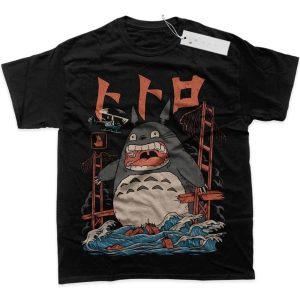 Camiseta preta com estampa do Totoro, ponte vermelha e ondas azuis, de Meu Amigo Totoro